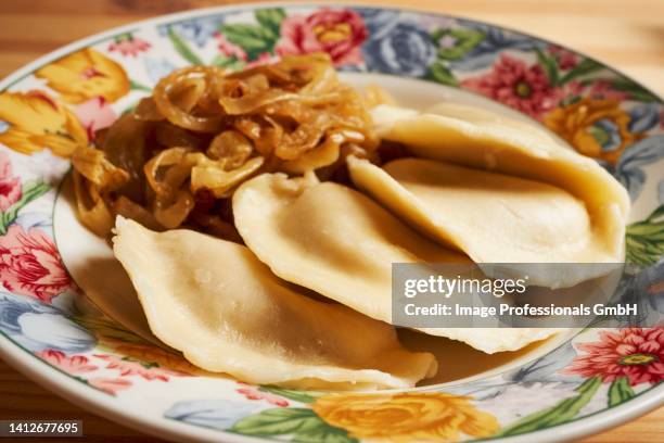 pierogi with caramelized onions - maultaschen stock-fotos und bilder