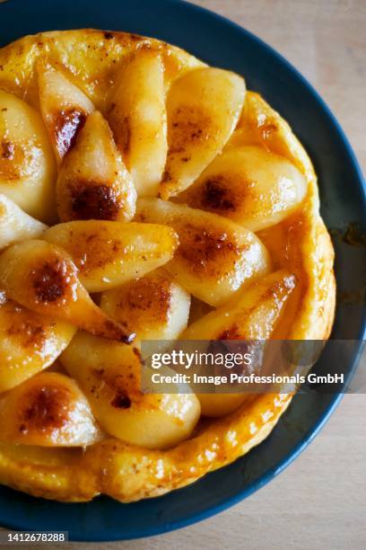 pear tarte tatin - tarte tatin stock-fotos und bilder
