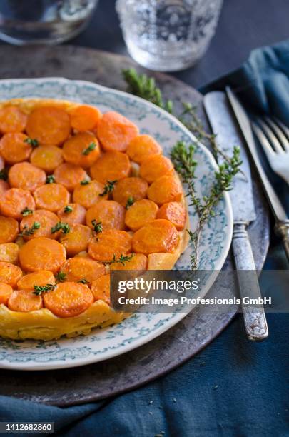 carrot tarte tatin with thyme and goat's cheese - tarte tatin stock-fotos und bilder