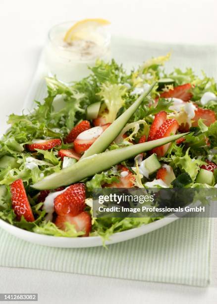 frisee lettuce with strawberries - krulandijvie stockfoto's en -beelden