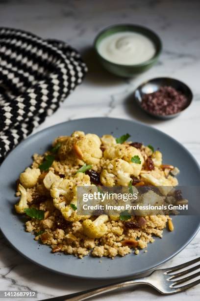 cauliflower couscous with pine nuts - coliflor fotografías e imágenes de stock