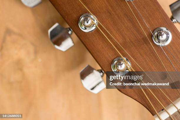 the headstock of the six-string guitar. - string instrument - fotografias e filmes do acervo