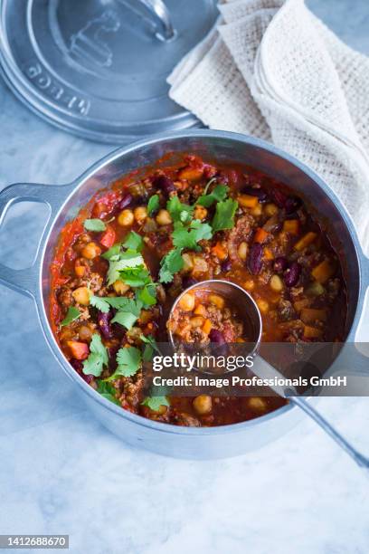 chili con carne with beans and chickpeas in a saucepan - chilli powder stock-fotos und bilder