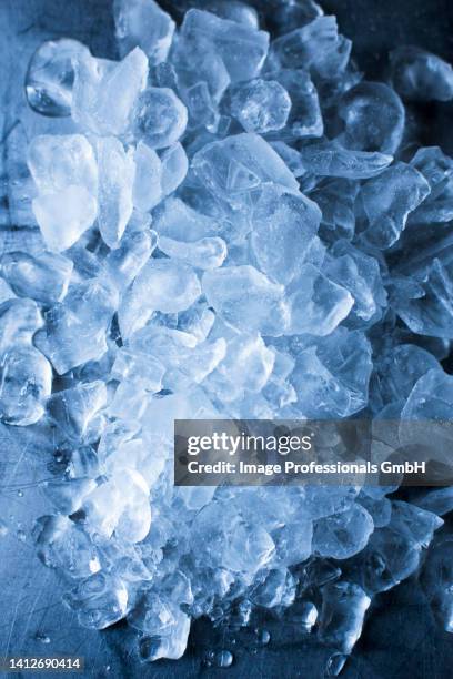 ice cubes - ghiaccio tritato foto e immagini stock