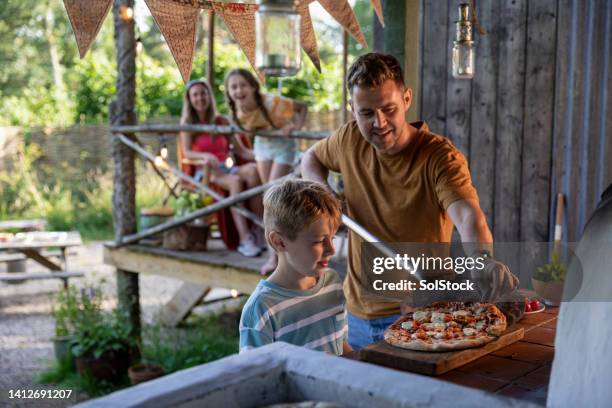 making a delicious pizza - pizzaugn bildbanksfoton och bilder