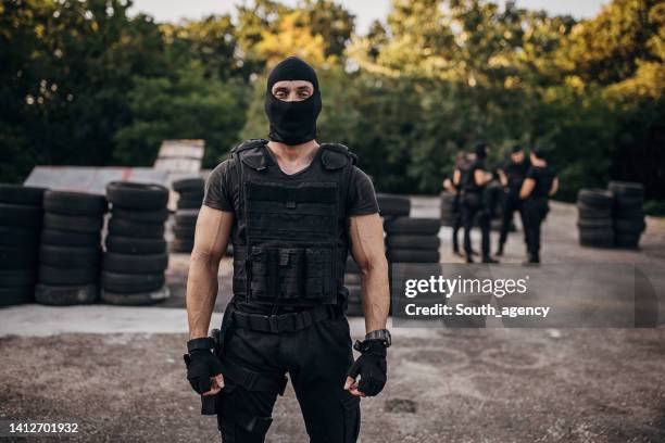 swat-team-soldat - skimaske stock-fotos und bilder