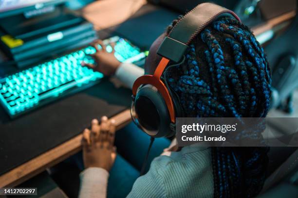 schwarzes weibliches kind in einem esports gaming cafe - black girl with computer stock-fotos und bilder