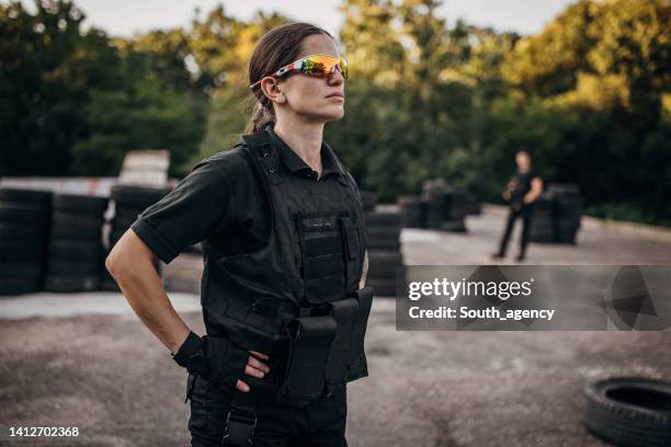 soldat de l’équipe swat - female police officer portrait photos et images de collection