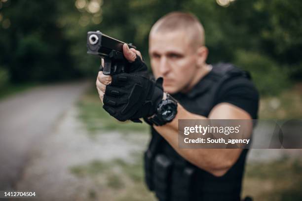 soldato della squadra swat con una pistola - sparare foto e immagini stock