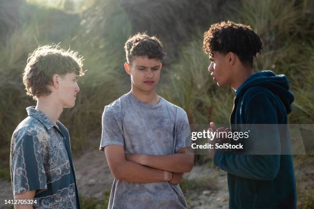 consoling a friend - mannelijke vriendschap stockfoto's en -beelden