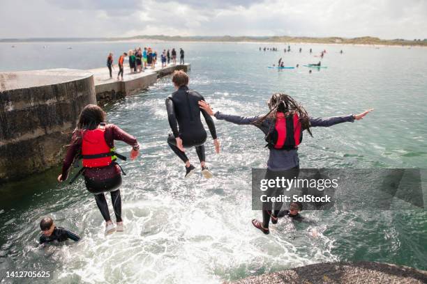 fare un tuffo - northumberland foto e immagini stock