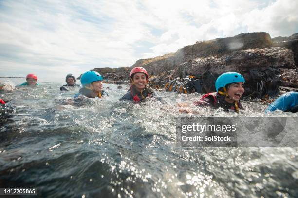 divertimento costiero nel mare - northumberland foto e immagini stock