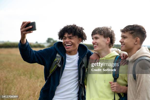 ein selfie auf dem land machen - cell mates stock-fotos und bilder