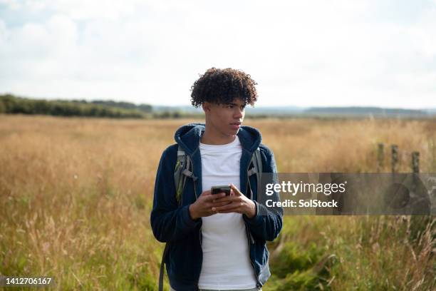 seiner telefonkarte folgen - boys in countryside stock-fotos und bilder