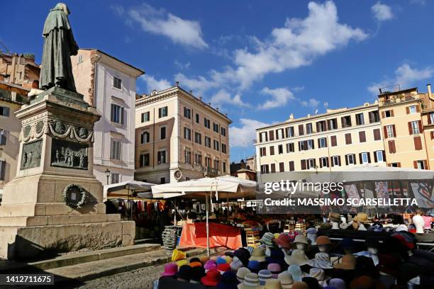 market campo de fiori in rome - campo de fiori stockfoto's en -beelden