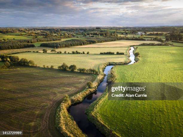 vista aérea del río maine en el condado de antrim, irlanda del norte, en verano - ireland fotografías e imágenes de stock