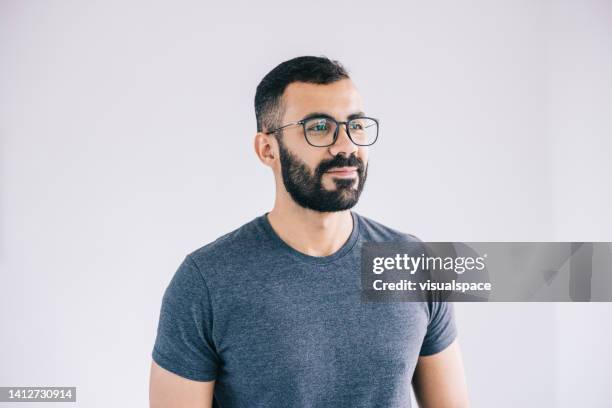 confident young entrepreneur - portrait white background looking away stockfoto's en -beelden