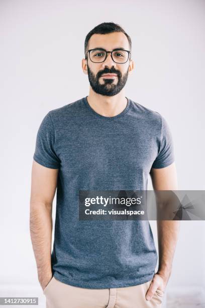 jeune entrepreneur confiant - homme fond blanc photos et images de collection