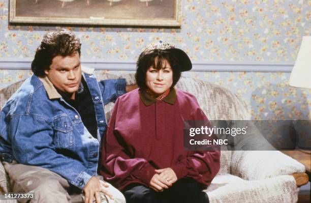 Episode 3 -- Pictured: Chris Farley as Tom Arnold, Victoria Jackson as Roseanne during the 'Weekend Update' skit on October 20, 1990 -- Photo by:...