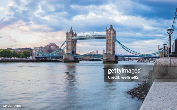 tower bridge at dusk - river thames stock pictures, royalty-free photos & images