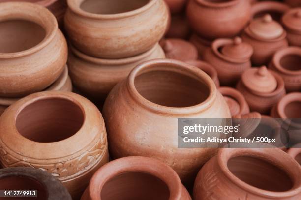 close-up of earthenware for sale at market stall - terracottaleger stockfoto's en -beelden