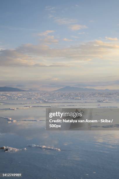 scenic view of sea against sky during sunset,uyuni salt flat,bolivia - salar de uyuni photos et images de collection