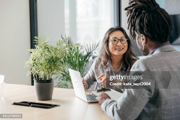 tutoraggio di persona - lavoratori dipendenti foto e immagini stock