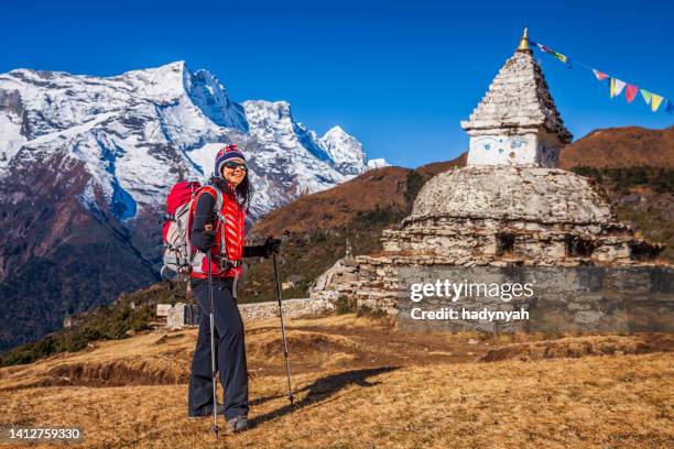 young woman trekking in himalayas, mount everest national park - nepal stock pictures, royalty-free photos & images