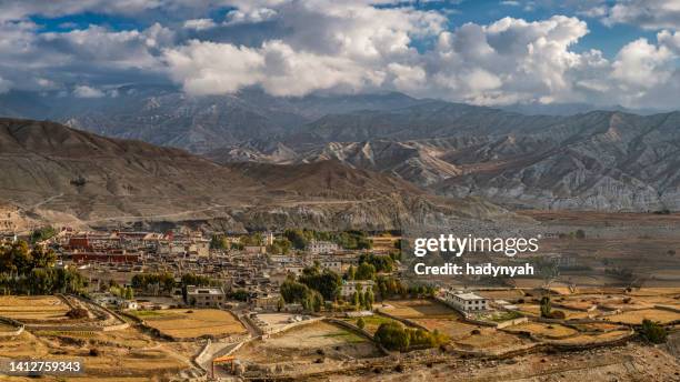 panoramic view of lo manthang, the capital of mustang, nepal himalaya - lo manthang stock pictures, royalty-free photos & images