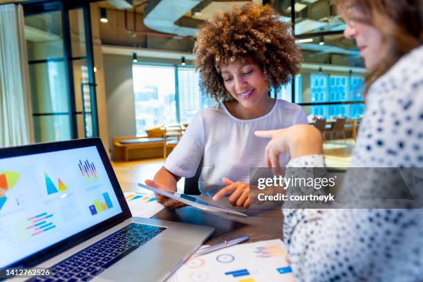 colleghi di lavoro, durante una conversazione. - analyzing foto e immagini stock