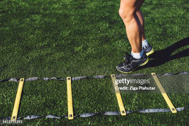 aufwärmen auf agility-leiter - agility ladder stock-fotos und bilder