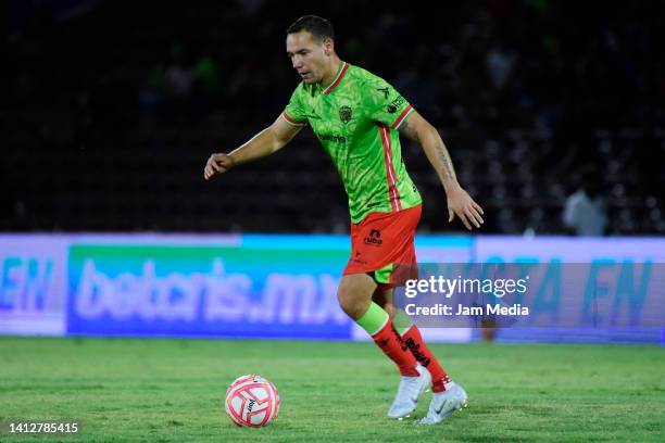 Jesus Duenas of Juarez controls the ball during the 16th round match between FC Juarez and Atletico San Luis as part of the Torneo Apertura 2022 Liga...