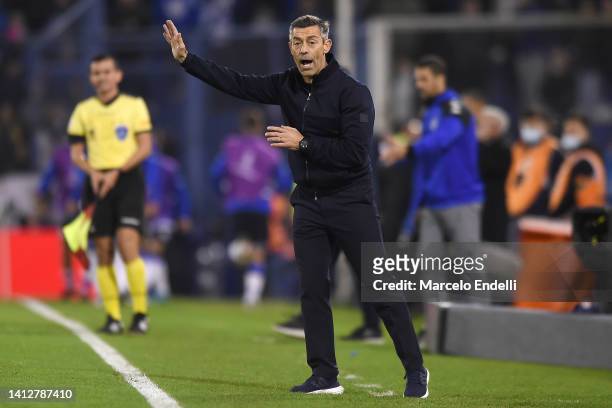 Pedro Caixinha coach of Talleres gestures during a Copa Libertadores quarter final first leg match between Velez and Talleres at Jose Amalfitani...