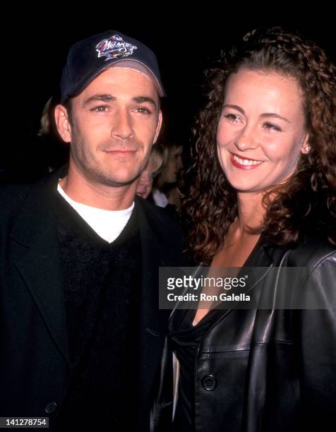 Luke Perry and Minnie Sharp at the Premiere of 'Pleasantville', Mann National Theatre, Westwood.