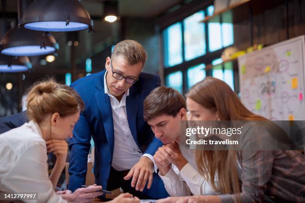 rebranding helfen sie ihrem unternehmen, heute in den heutigen erfolg zu gelangen. business development teamwork standing diskutiert während einer meeting-konferenz über die verbesserung des rebrandings und der strategiesetzung durch fokussierung auf den - swot stock-fotos und bilder