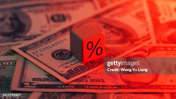 red tone percentage % word block. signifying hawkish and aggressive high interest rates - nutrire foto e immagini stock