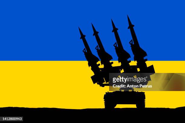 anti-aircraft missile system on the background of the ukrainian flag - sam stock-fotos und bilder