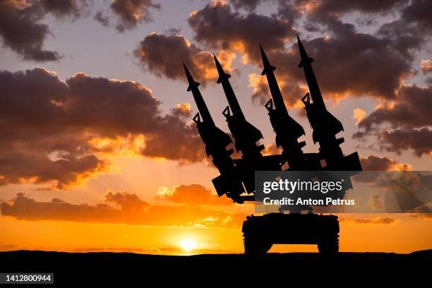anti-aircraft missile system on the background of sunset sky - anti aircraft stock-fotos und bilder