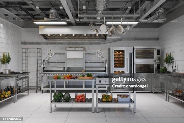 cocina comercial con utensilios de cocina, equipos y productos alimenticios - empty kitchen fotografías e imágenes de stock