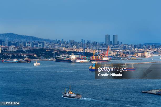 un buque de carga en el bósforo, estambul, turquía - bosporus shipping trade fotografías e imágenes de stock