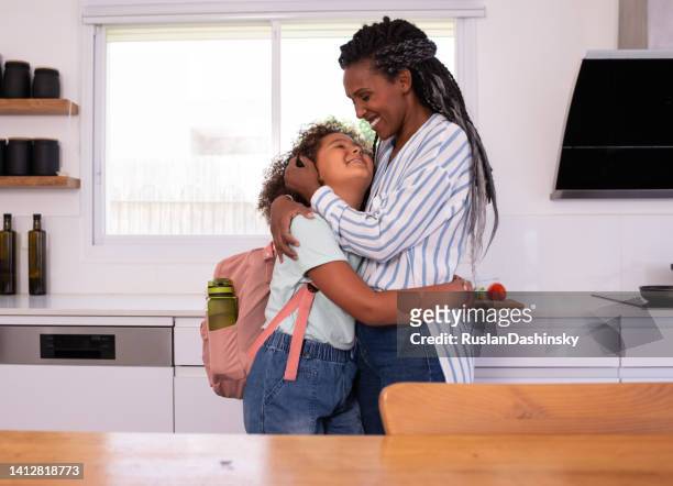 madre amorevole e figlia della scuola che si abbracciano. - child mental health wellness foto e immagini stock