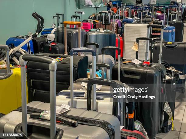 airport lost luggage and strike chaos with passengers checked baggage - business air travel photos et images de collection