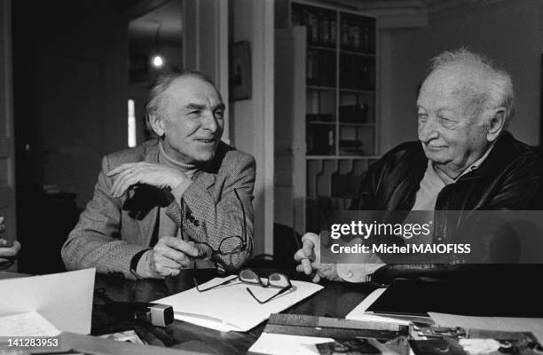 French photographer Robert Doisneau talks with set designer Alexandre Trauner about his exhibition Enfants d'Irlande on February 2, 1986 in Paris,...