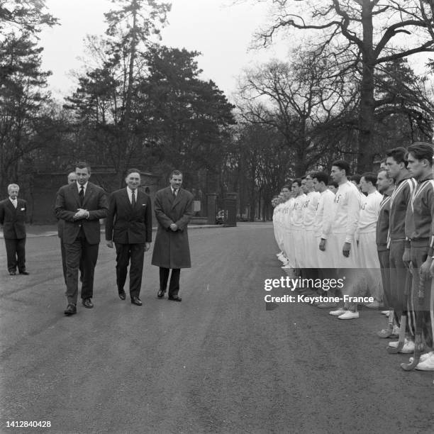 Lucien Paye et Maurice Herzog à Institut national du sport , le 4 février 1961, à Paris.