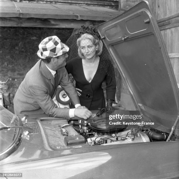 Eddie Constantine et Elga Andersen sur le tournage du film 'L'Empire de la nuit', le 10 juillet 1962.