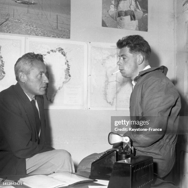 Paul-Emile Victor et Jean Dumont préparant une exploration au Groenland aux 'Expéditions polaires françaises', le 17 août 1956.