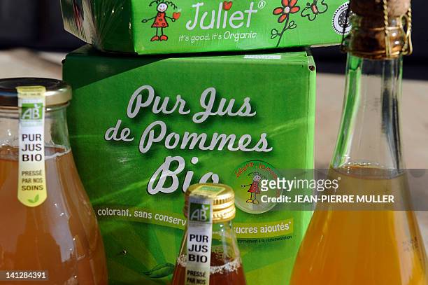 Juliet', la pomme bio made in France qui fait bien vivre les agriculteurs". Photo prise le 29 février 2012 à Saint-Vite, de produits dérivés...