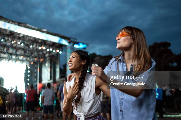 festival de música - amistad femenina fotografías e imágenes de stock