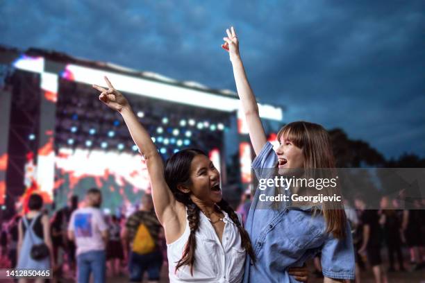 music festival - 2 people back asian imagens e fotografias de stock