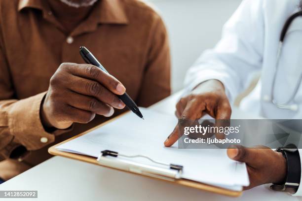 doktor der medizin anamnese form präsentieren - medizinische dokumente stock-fotos und bilder